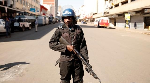 Zimbabvedə müxalifət liderinin avtomobilinə bombalı hücum edildi