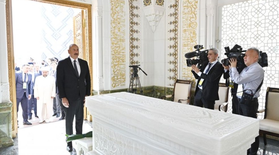 President Ilham Aliyev visited the mausoleum of Islam Karimov, the first President of Uzbekistan