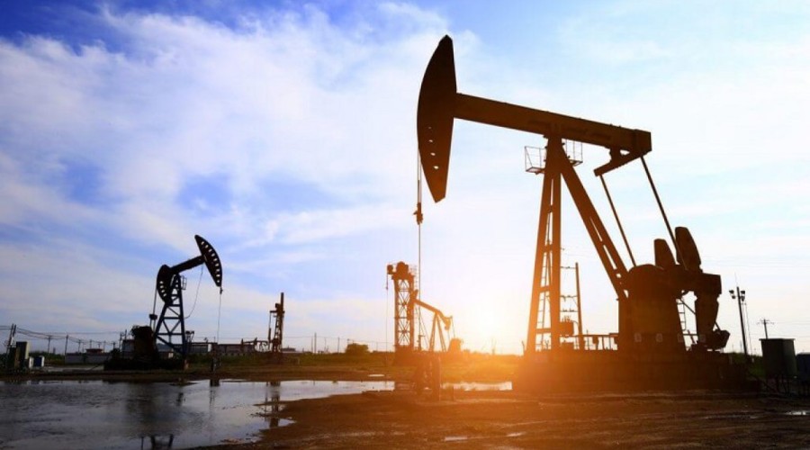 Azerbaijani oil price decreases by about USD 2