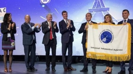 The flag of the International Astronautical Federation was presented to Azerbaijan