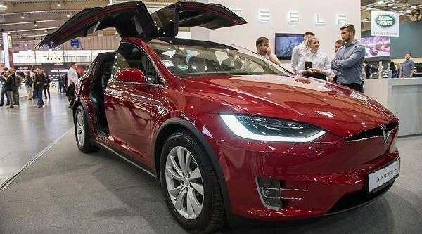 "Tesla" 1,1 milyon avtomobili geri çağırır