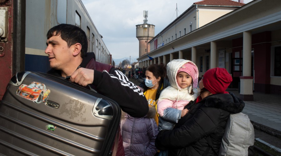 Queue at Russian border stretches 10km as people flee