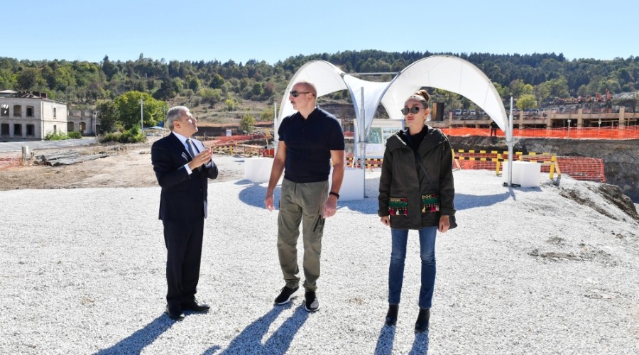 Prezident və xanımı Şuşada tikilən obyektlərlə tanış olub