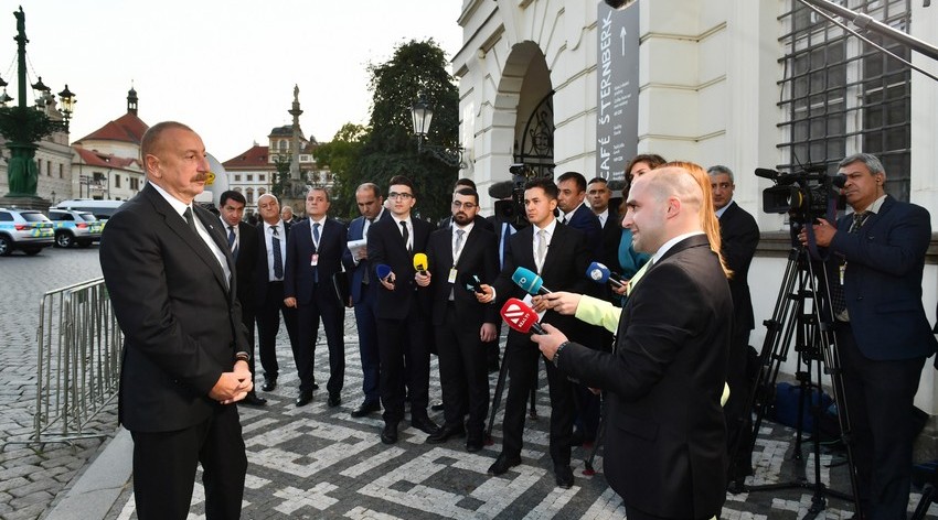 İlham Əliyev: "Biz təklif etdik ki, hər iki ölkənin işçi qrupları sülh müqaviləsinin mətninin hazırlanması ilə məşğul olsunlar"