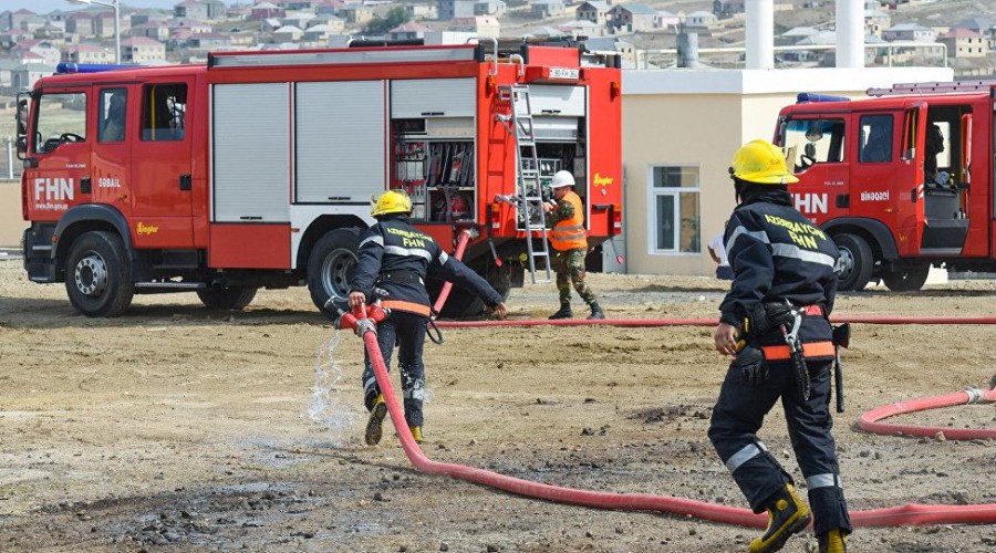 В Баку в многоэтажном здании произошел пожар