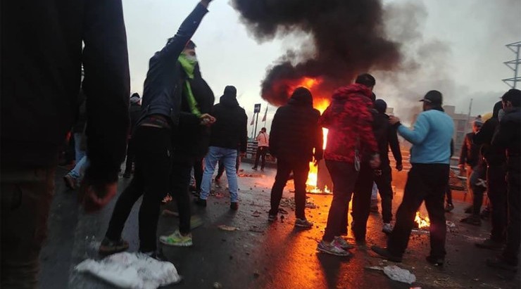 İranda polis 17 yaşlı məktəblini güllələdi - FOTO