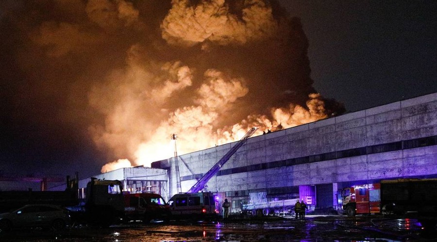 Some 9,000 square meters of burning warehouse’s roof collapses
