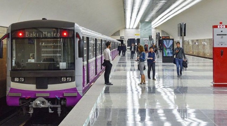 Bakı metrosunda İNSİDENT