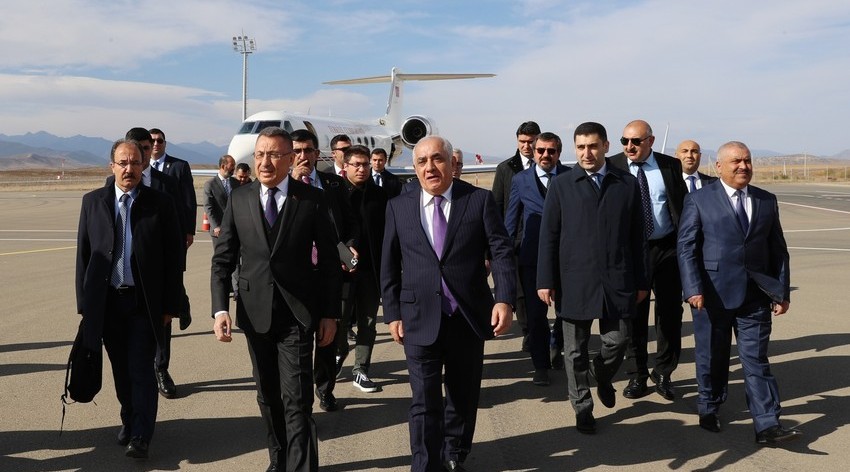 Türkiyənin vitse-prezidenti Füzuli Beynəlxalq Hava Limanı ilə tanış olub, Şuşaya yola düşüb - Foto