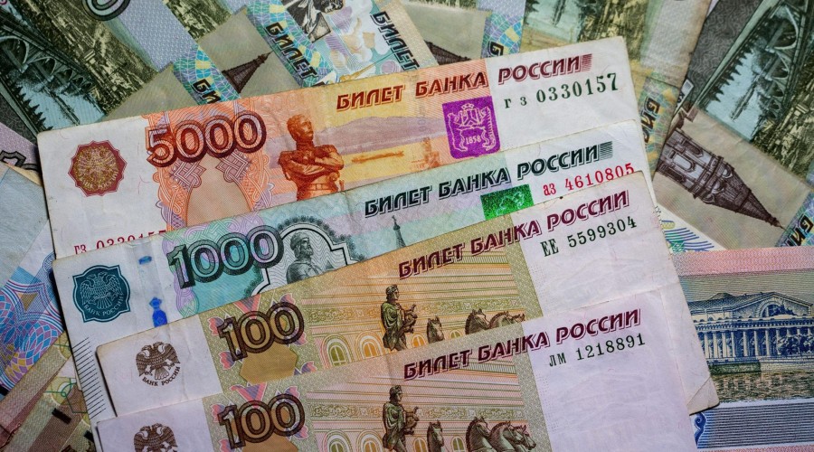 Rouble edges lower after clipping over 2-week high