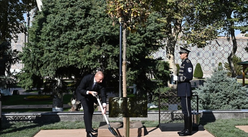 Dövlət və hökumət başçıları Səmərqəndin "Registan" meydanında ağac əkiblər