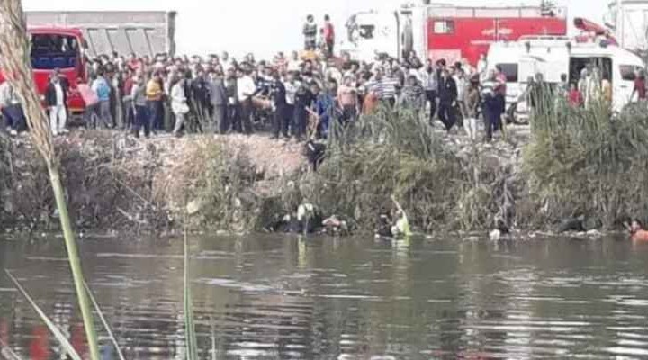 Nineteen dead in Egypt after bus falls into canal