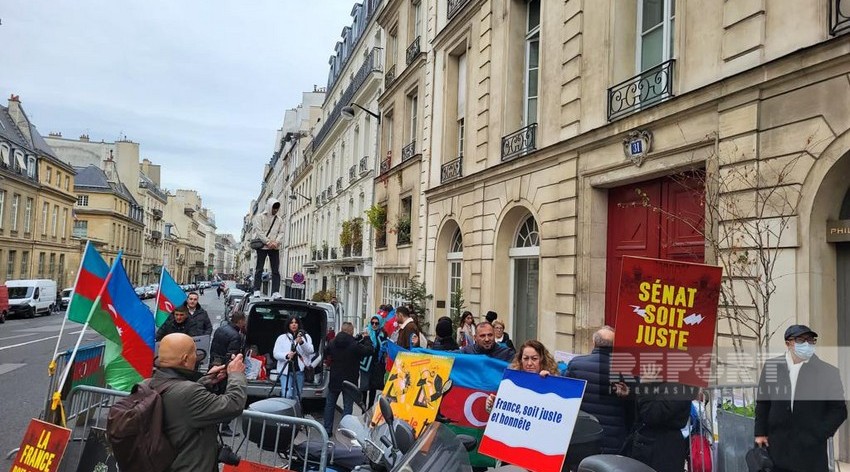 Azerbaijanis are protesting in front of the French Senate