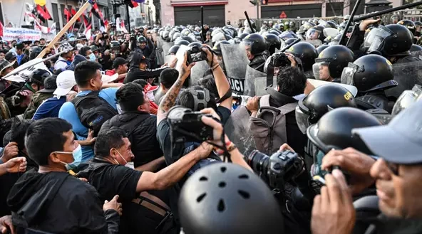 Peru protests: Police and anti-government protesters clash