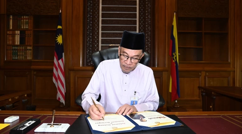 Malaysia’s Anwar starts work promising inclusive government