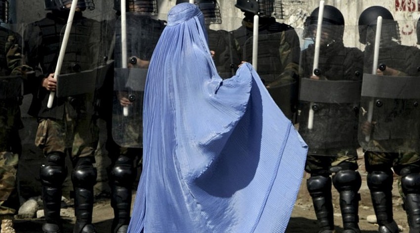 "Taliban" qadınların kişilər olmadan həkimə baş çəkməsini qadağan edib
