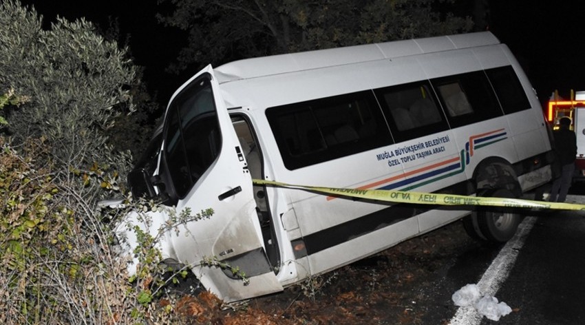 Türkiyədə mikroavtobusla avtomobil toqquşub, 22 nəfər xəsarət alıb