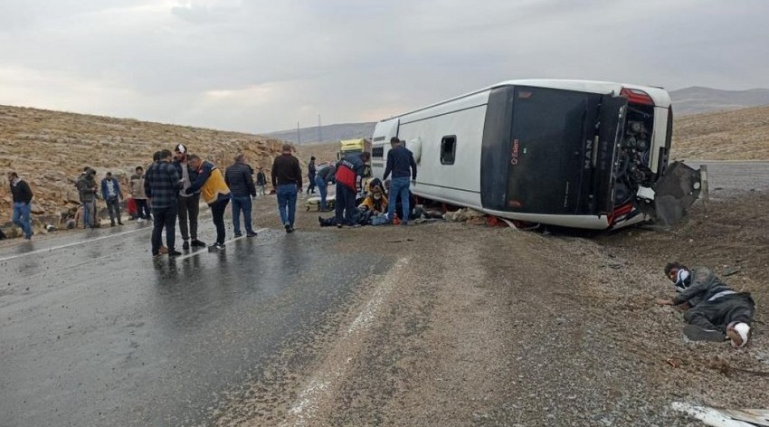 A bus overturned in Turkey, 20 people were injured