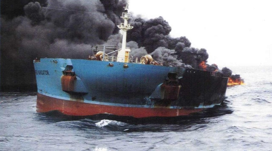 Rusiya gəmisi Oxot dənizində yanır