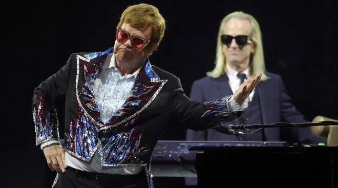 NTV: Elton Con musiqi ilə vidalaşır