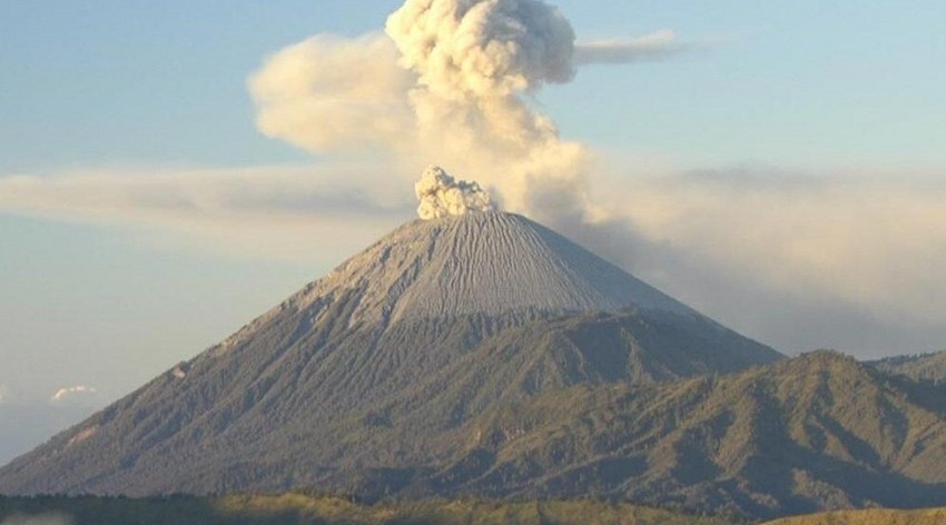 İndoneziyada Semeru vulkanı püskürüb