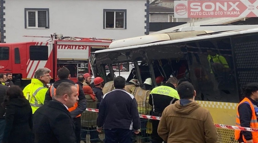 A bus collided with a tram in Turkey, 19 people were injured