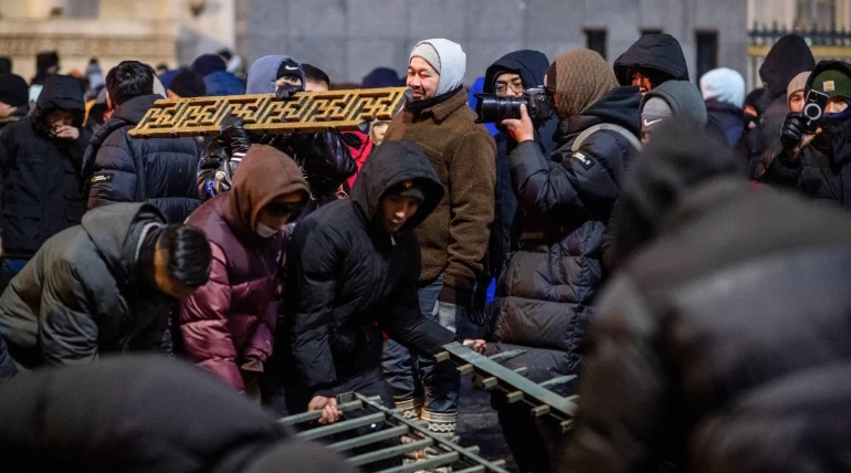 Protesters in Mongolia try to storm state palace