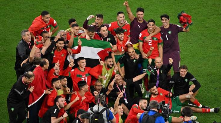 Dünya çempionatına damğa vuran foto - Mundialda iştirak etməyən ölkənin bayrağını açdılar / FOTO