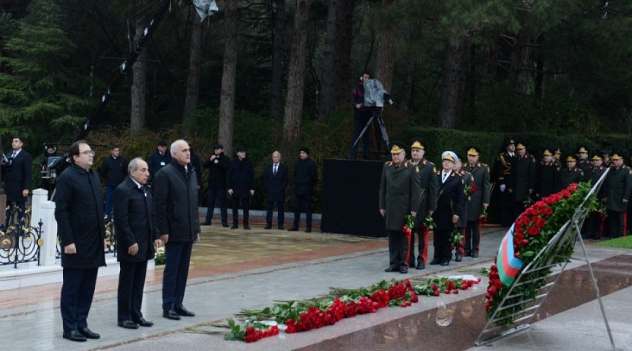 Государственные и правительственные лица на Аллее почетного захоронения почтили память Гейдара Алиева