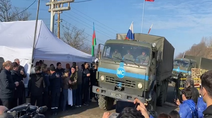 Автомобили миротворцев беспрепятственно проезжают по дороге Шуша-Ханкенди