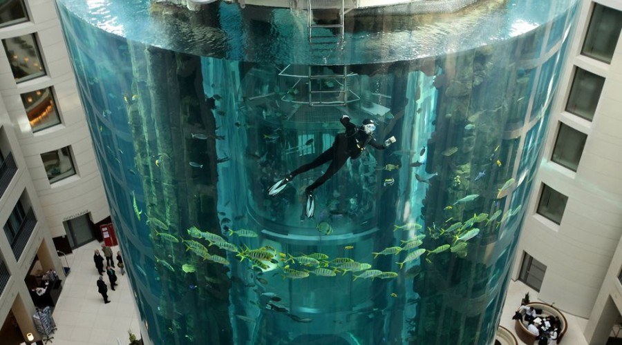 Berlin AquaDom aquarium: Police not seeking suspects over explosion