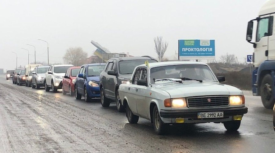 Civilians flee Kherson as Russian attacks intensify