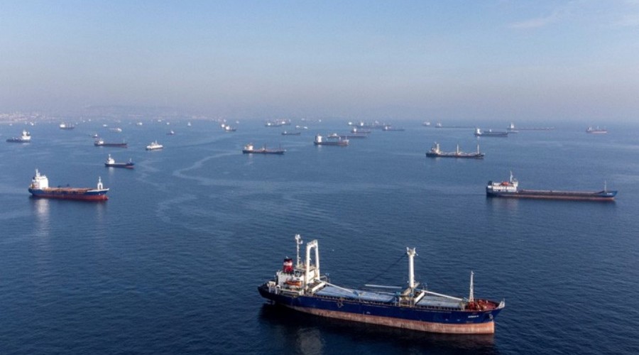 The movement of ships in the Bosphorus is suspended