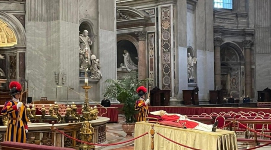 В Ватикане проходит церемония прощания с Бенедиктом XVI
