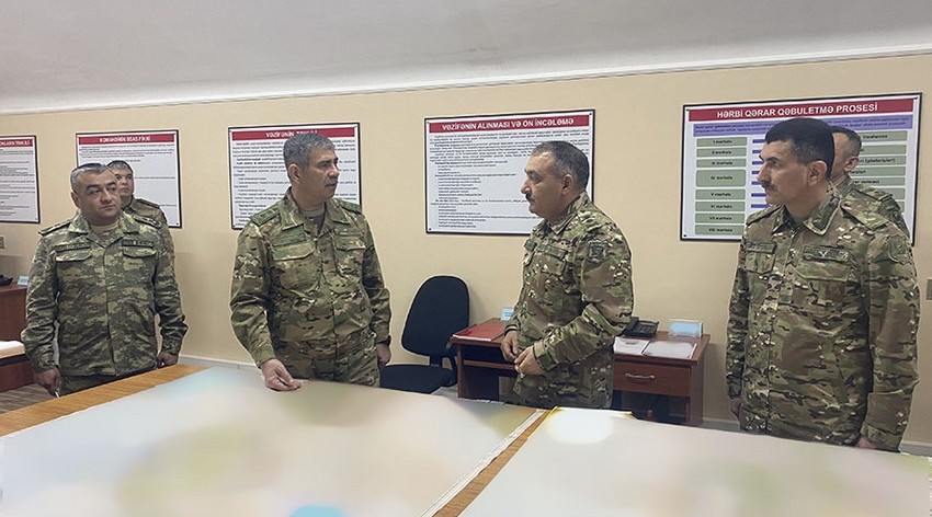 Azerbaijani defense minister visits headquarters of Ground Forces