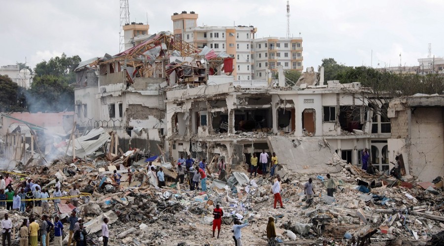 В результате двух взрывов в Сомали погибли 15 человек