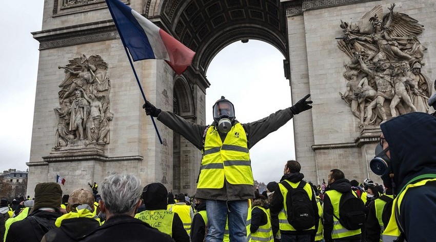 Fransa paytaxtında "Sarı jiletlilər" inflyasiyaya qarşı etiraz aksiyası keçirib