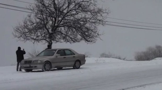 Qaxa qar yağdı, yollar buz bağlad