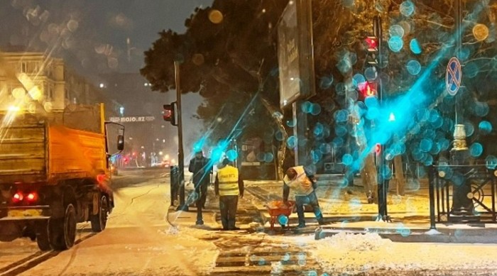 Bakıda gecə yollar qardan təmizlənib - FOTO