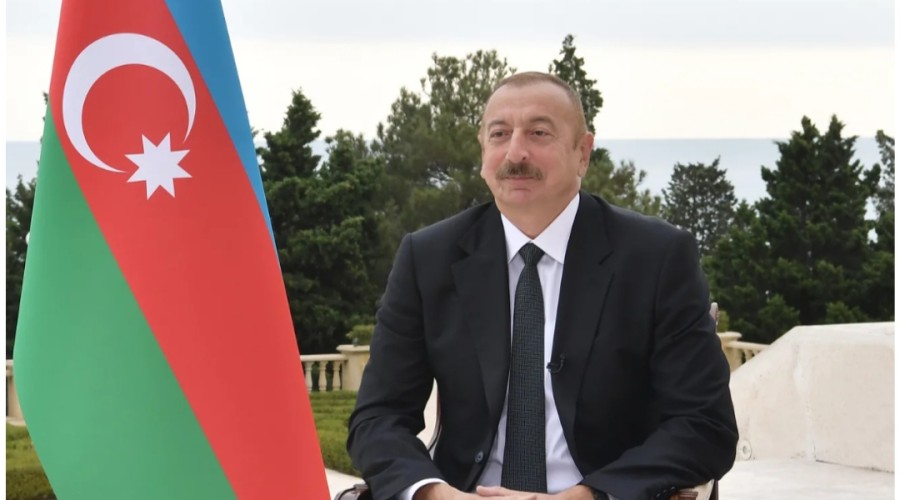 Президент Азербайджана Ильхам Алиев дает интервью местным телеканалам