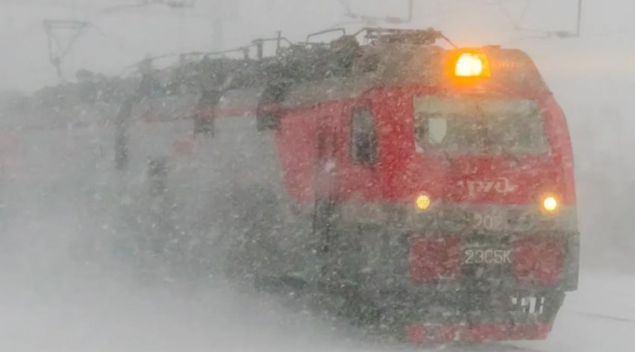 В Иране снегопад затруднил движение поезда