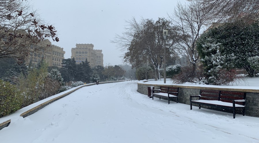 Qarlı hava davam edir