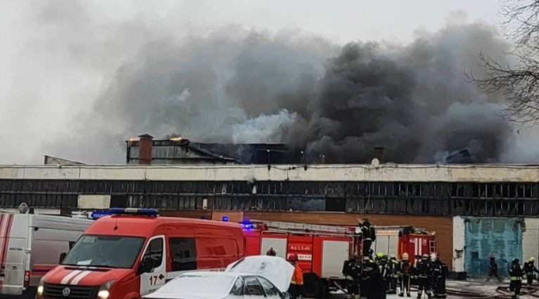Пожар в складском помещении автосервиса в Москве потушен