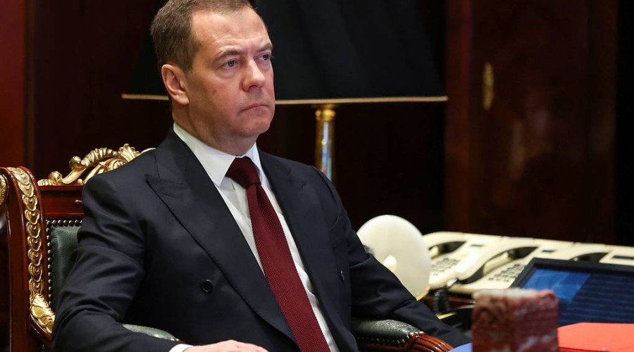 Dmitri Medvedev silah istehsalına nəzarət üzrə işçi qrupu yaratdı