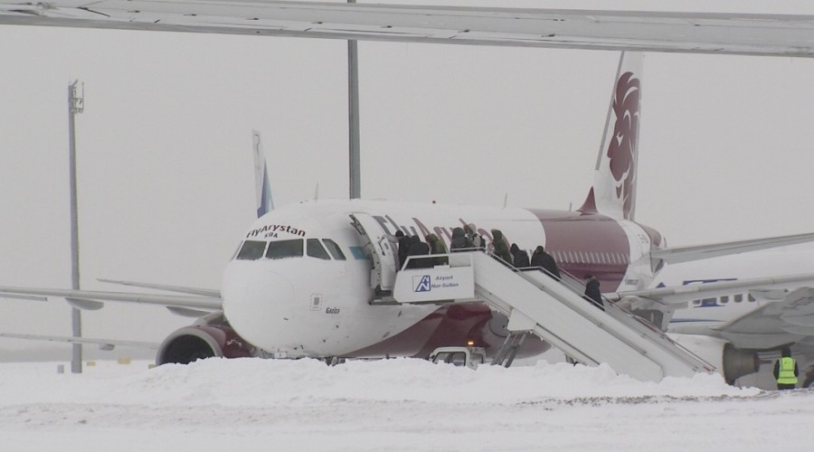 В связи с погодой в аэропорту Астаны задержаны более двух десятков рейсов