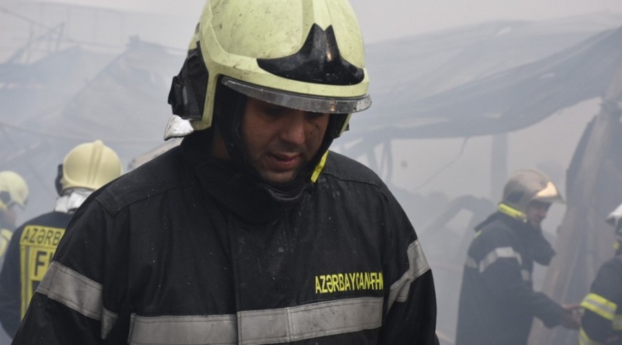 В Абшеронском районе начался пожар в жилом доме
