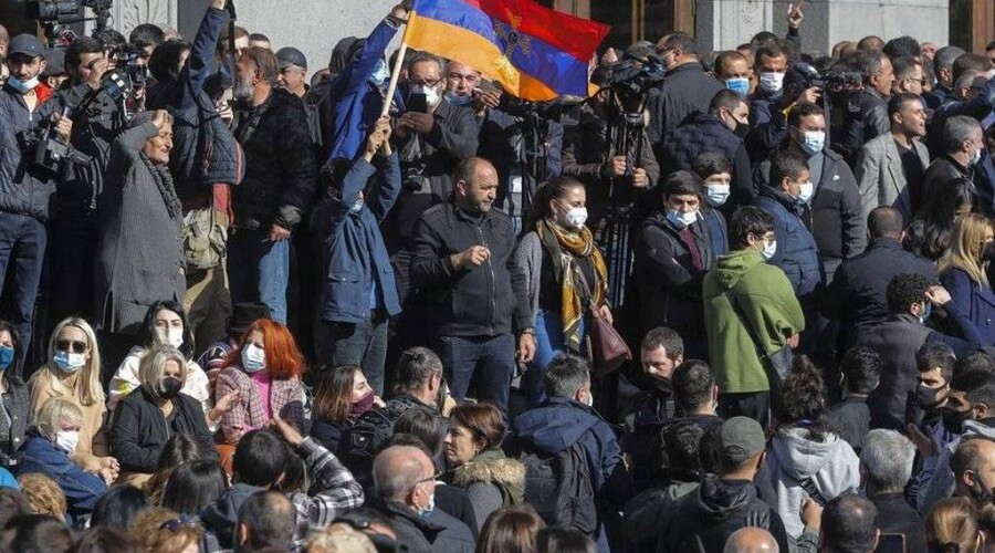 Перед посольством России в Ереване продолжается акция протеста
