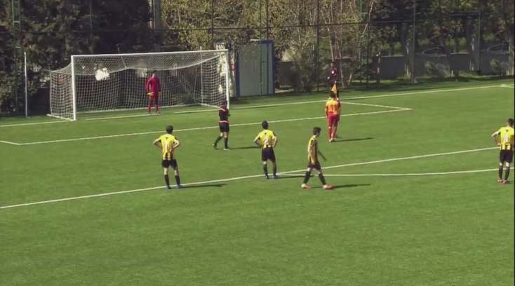 Penaltini kənara vuran hücumçunu alqışladılar - VİDEO