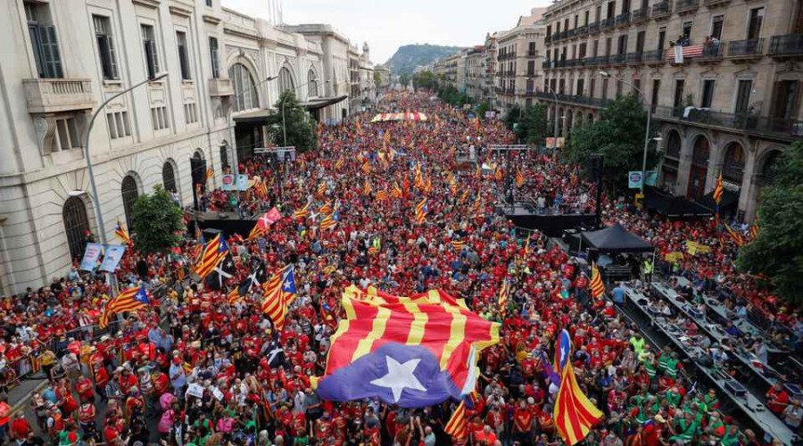 Thousands of Catalans rallies for independence in Barcelona streets