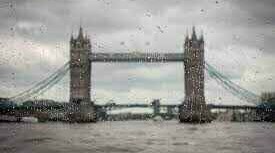 Londonun simvolu olan körpü su altında - Video